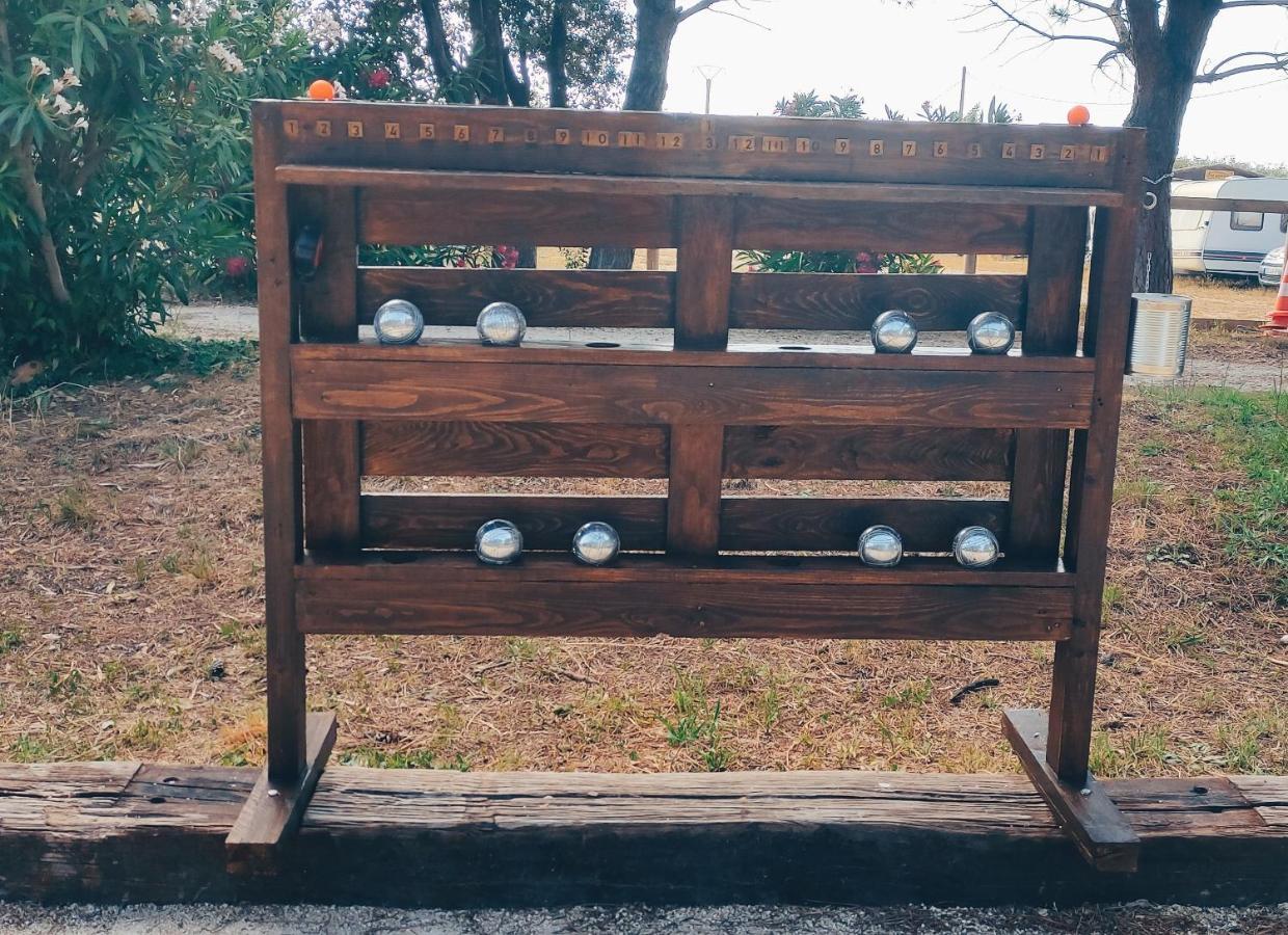 Offrez-Vous Un Sejour Dans Notre Studio T1 Bis A Entressen Une Grande Piscine Pour Se Rafraichir ,Un Espace De Jeux Pour Enfants Pour Des Heures De Divertissement Un Terrain De Petanque Pour Des Parties Endiablees Exteriér fotografie