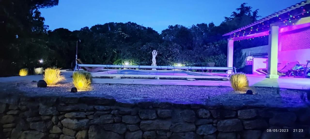 Offrez-Vous Un Sejour Dans Notre Studio T1 Bis A Entressen Une Grande Piscine Pour Se Rafraichir ,Un Espace De Jeux Pour Enfants Pour Des Heures De Divertissement Un Terrain De Petanque Pour Des Parties Endiablees Exteriér fotografie